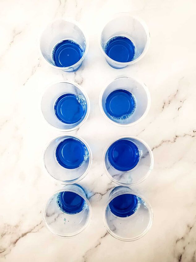 red white and blue jello cups, Pour into cups