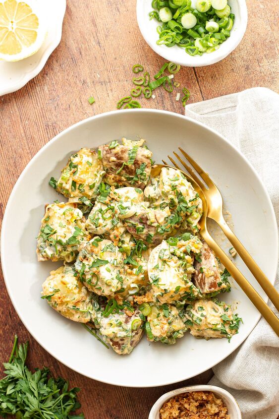 the best easy creamy red skin potato salad no egg, The potato salad served in a white bowl with side dishes of crunchy onions and a lemon slice