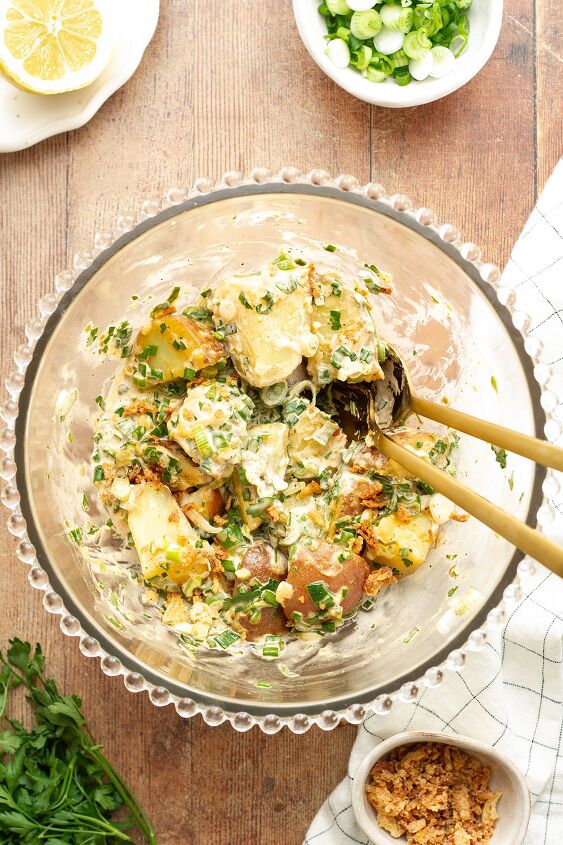 the best easy creamy red skin potato salad no egg, The potato salad in a glass bowl with side dishes of crunchy onions and a lemon slice