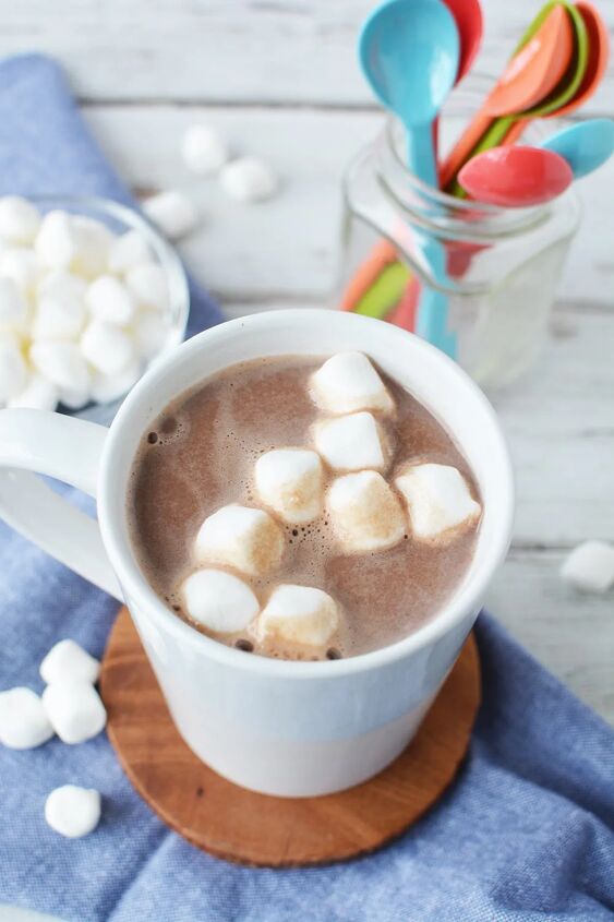 extra creamy homemade hot chocolate recipe, Hot chocolate in a mug with marshmallows