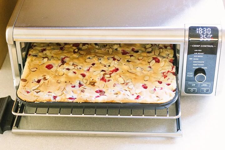 cranberry cake with almonds, Baked cake in the Ninja Foodi Oven
