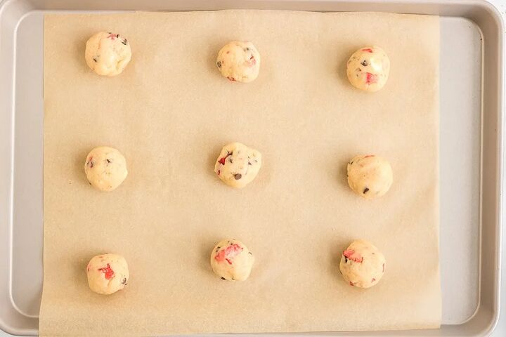 strawberry chocolate chip cheesecake cookies recipe, Dough balls on baking sheet