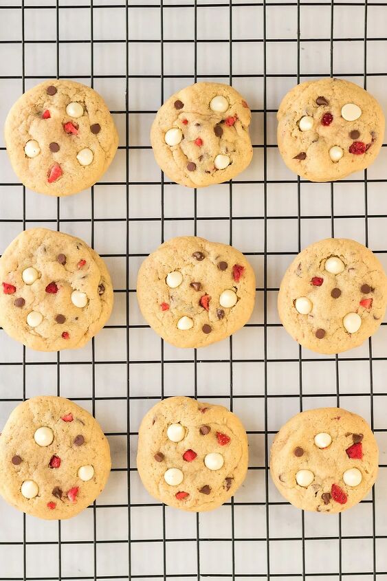 strawberry chocolate chip cheesecake cookies recipe, Cheesecake cookies on cooling rack