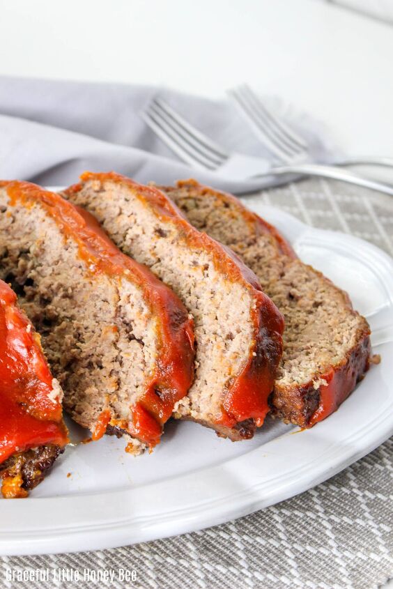 old fashioned meatloaf recipe with crackers, Meatloaf slices on a white plate