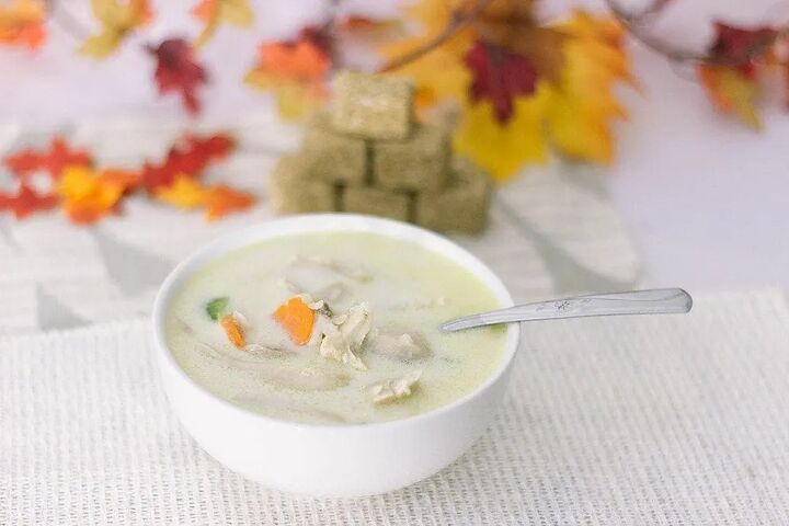 low carb cream of chicken soup, Cream of chicken soup in a bowl
