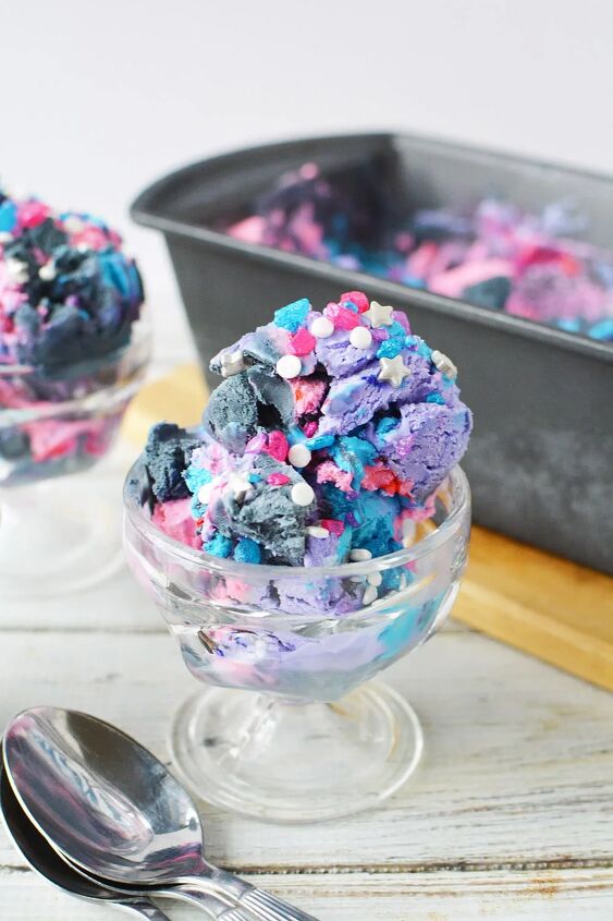 no churn galaxy ice cream recipe, Pink purple and gray ice cream topped with sprinkles in a dish