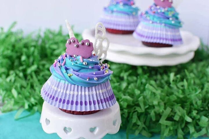fairy cupcakes with wings, Fairy wing cupcakes on a little cake stand