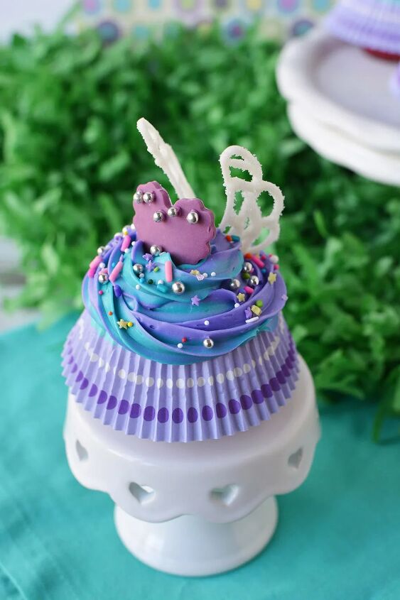 fairy cupcakes with wings, Cupcake on a cake stand with purple heart and wings