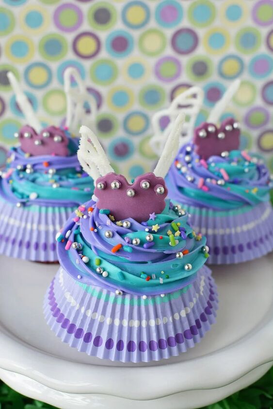 fairy cupcakes with wings, Fairy cupcakes on a stand