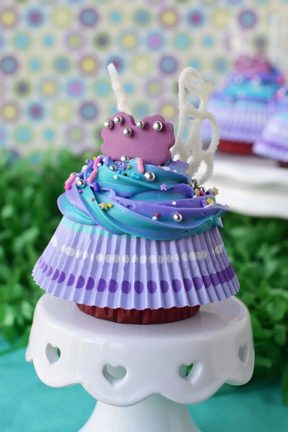 fairy cupcakes with wings, Finished fairy cupcake with wings and skirt on a cake stand