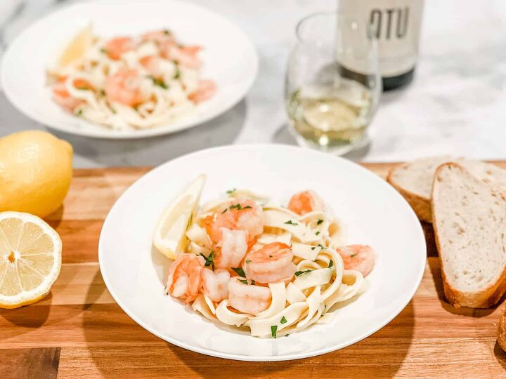 the best wine with shrimp scampi pairing guide, Shrimp scampi with pasta in a bowl and glass of dry white wine the best shrimp scampi wine pairing