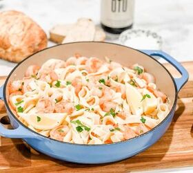 the best wine with shrimp scampi pairing guide, Shrimp scampi in a pan on a wooden board