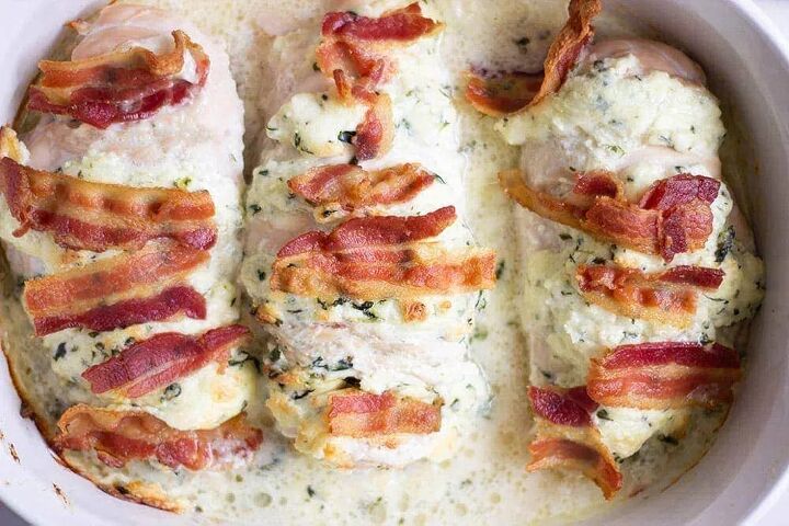 low carb spinach and bacon hasselback chicken, Bacon and spinach Hasselback chicken in a casserole dish