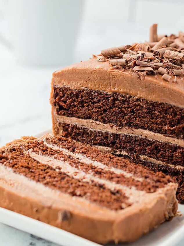 beer cake, A three layers chocolate cake with choclate frosting on a white plate