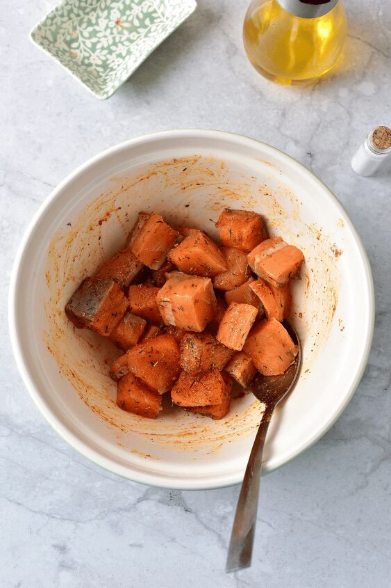 air fryer salmon cubes, mixing air fryer salmon bites with dry spices
