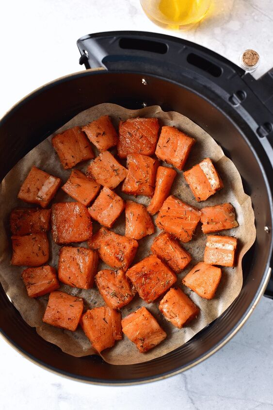 air fryer salmon cubes, air frying salmon bites with spices