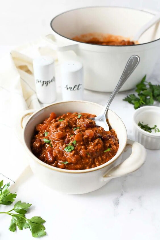 quick and easy classic chili recipe, Bowl of Chunky Chili with with a spoon
