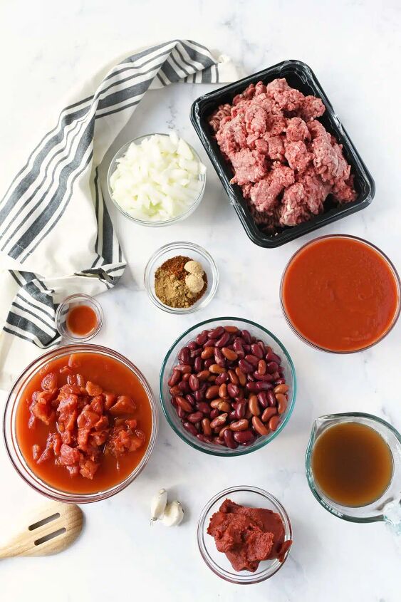 quick and easy classic chili recipe, Classic chili ingredients in glass bowls on a marble table