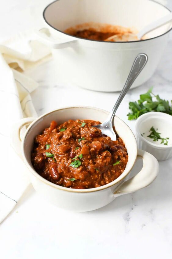 quick and easy classic chili recipe, Beef chili in a crock with a silver spoon