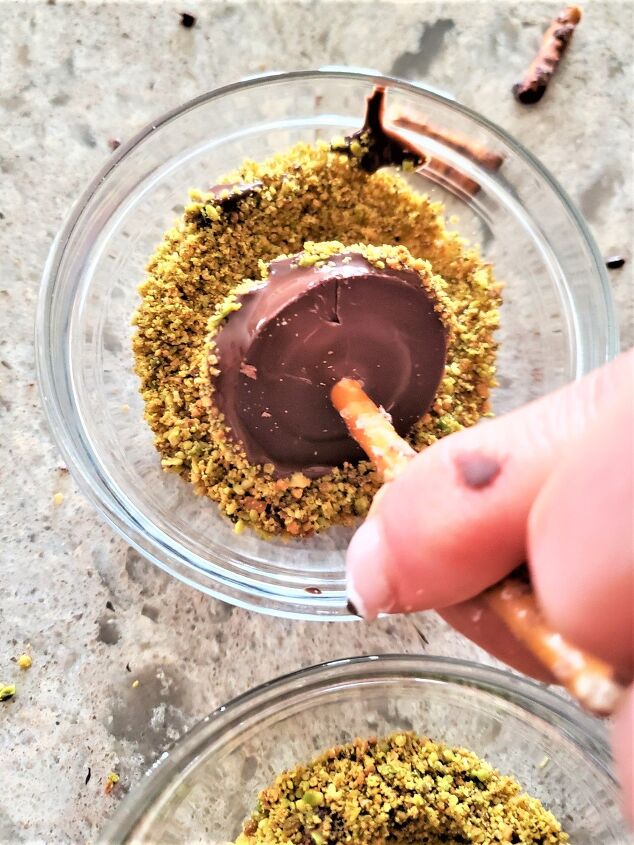 easy no bake chocolate oreo cookie dirt recipe card, rolling in pistachios