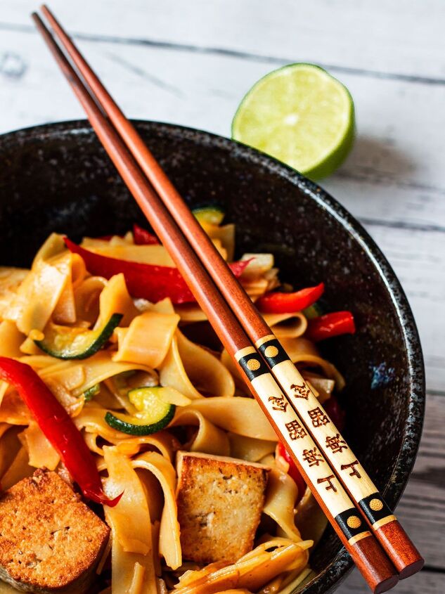 easy 30 minute prawn thai green curry, A bowl of Vegetarian Thai Drunken Noodles