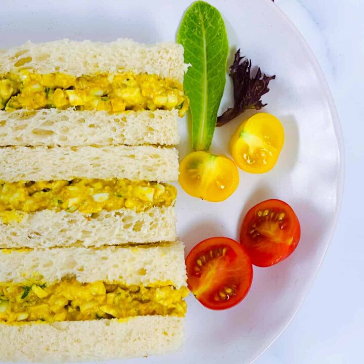 curried egg sandwich recipe with mayonnaise, Served with tomatoes and salad leaves