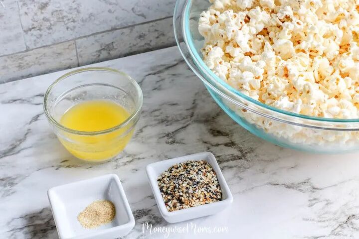 Another image showing the finished recipe for this delicious and easy everything bagel seasoning popcorn