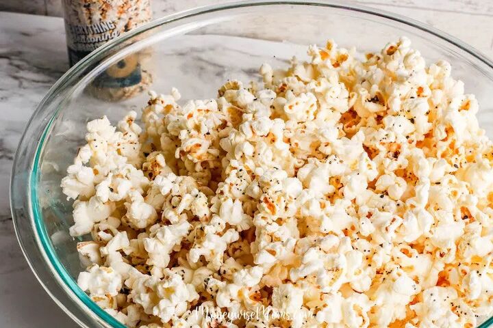 Everything bagel seasoning has become quite the craze This popcorn recipe using everything bagel seasoning is delicious and so easy to make You ll love this savory popcorn recipe that you can make at home