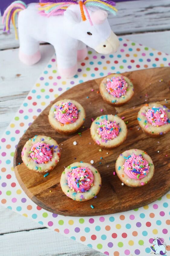 unicorn party cookie cups recipe, wooden tray of cookie cups with pink frosting