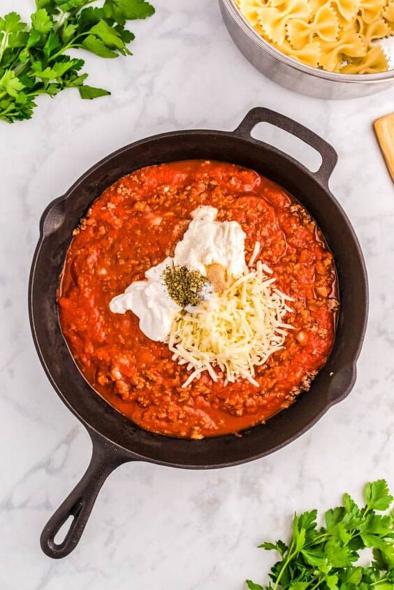 cast iron skillet lasagna, Meat and sauce with cheese and spices in a cast iron skillet