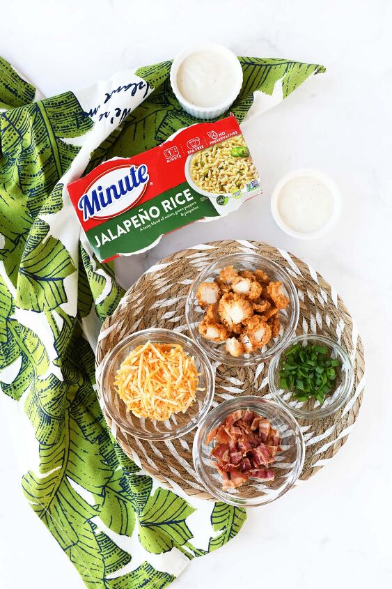 5 minute spicy bacon chicken ranch bowl, Spicy ranch bowl ingredients in white bowls in a basket near a green fern napkin