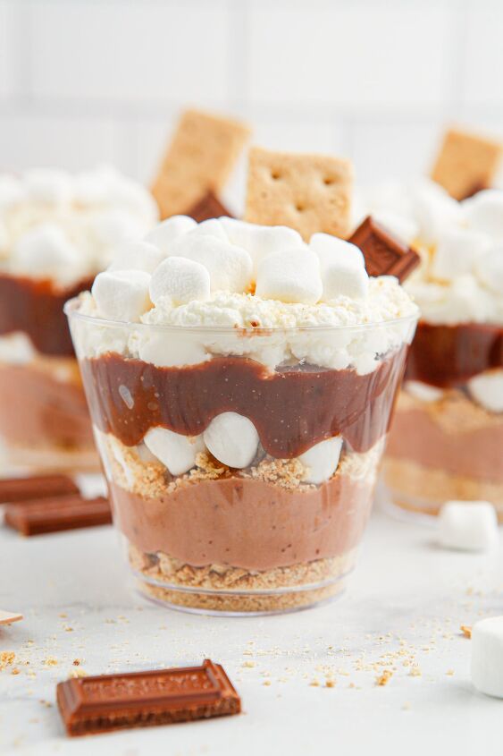 unforgettable s mores pudding cups recipe, Layers of pudding marshmallow whipped topping and graham crackers