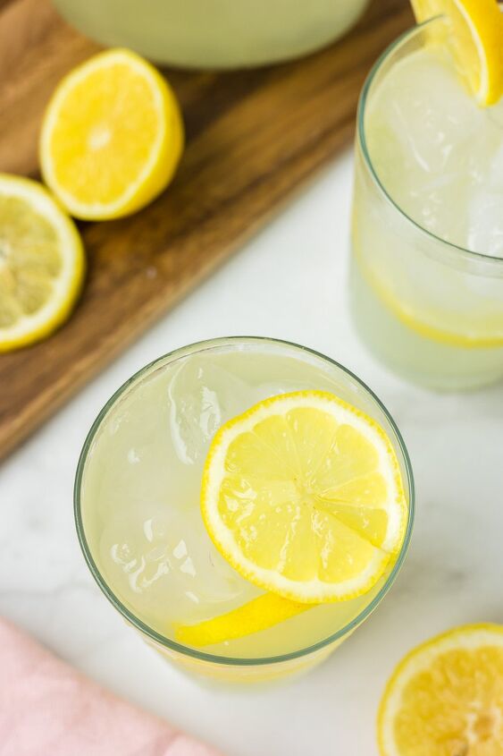 fresh squeezed lemonade, Fresh Squeezed Lemonade in two glass cups with lemons as garnish