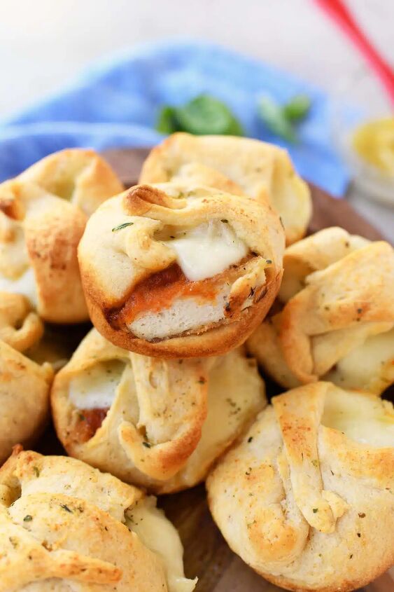 easy chicken parmesan crescents, Crescents loaded with sauce and cheese