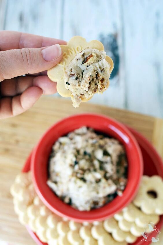 butter pecan cookie dough, Dipping a butter cookie into butter pecan dip