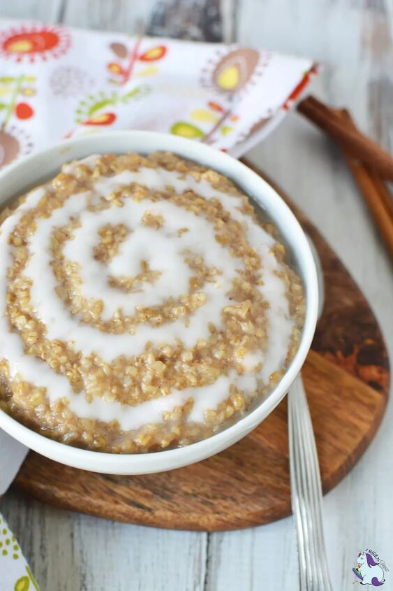 filling and delicious cinnamon roll oatmeal recipe, Bowl of cinnamon roll oatmeal