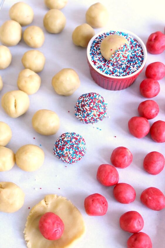 red white blue 4th of july cookies with sprinkles, Cookie dough balls with sprinkles
