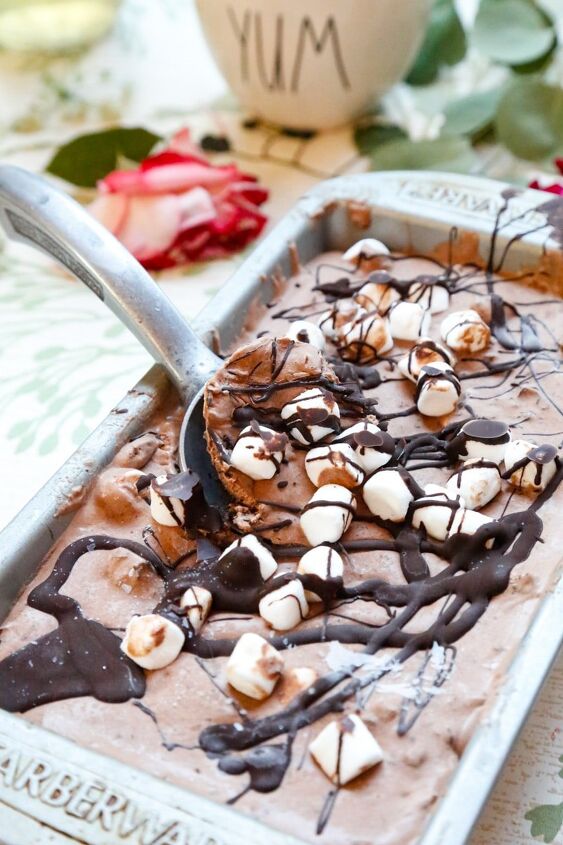 chocolate marshmallow ice cream, Chocolate marshmallow ice cream is the perfect summer treat