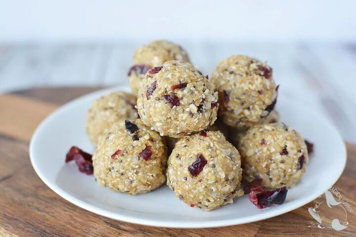 cranberry no bake energy bites recipe, Energy balls with cranberry stacked on a plate