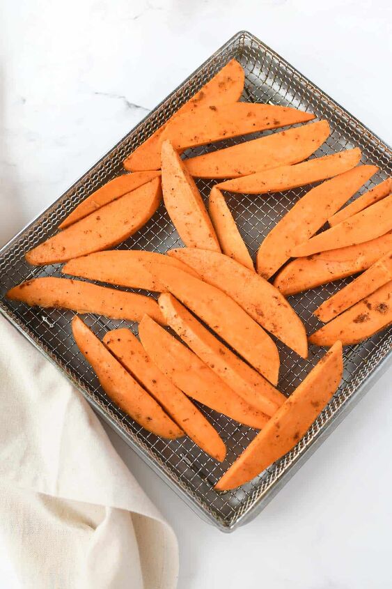 crispy air fryer sweet potato fries, Single layer of sweet potato wedges