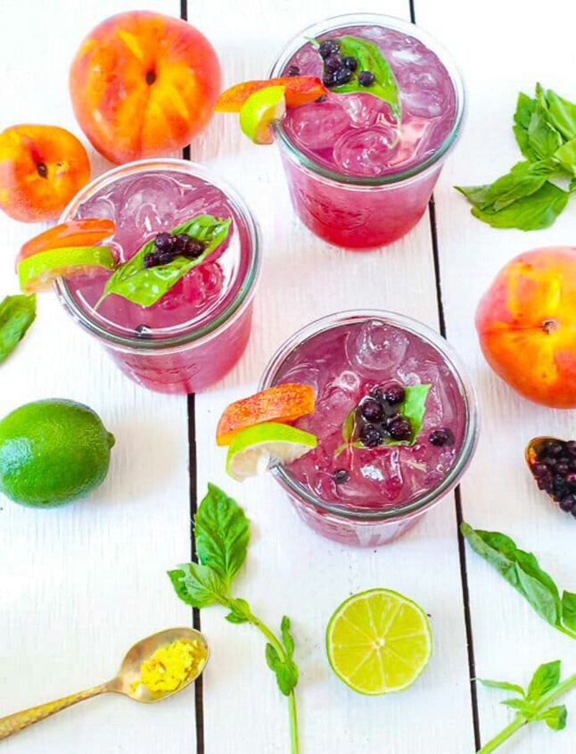 blueberry and peach vodka spritzer, This colorful cocktail will be a hit at all of your Spring and Summer events