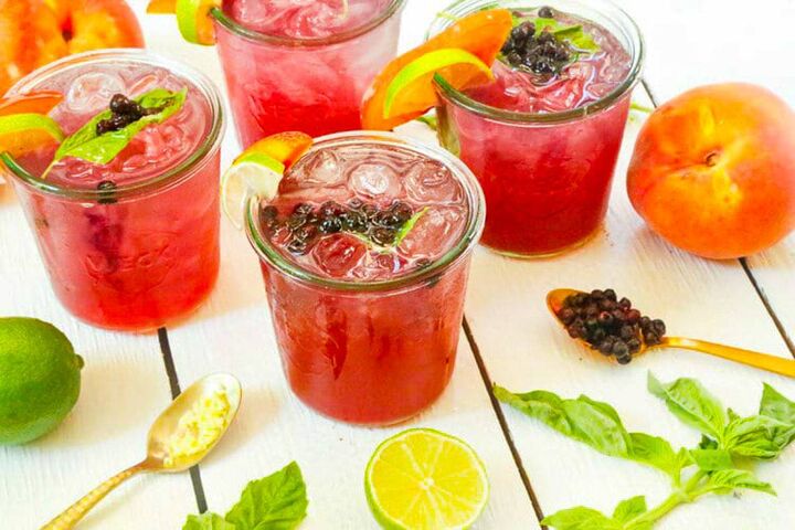 blueberry and peach vodka spritzer, This colorful cocktail will be the hit at all of your events