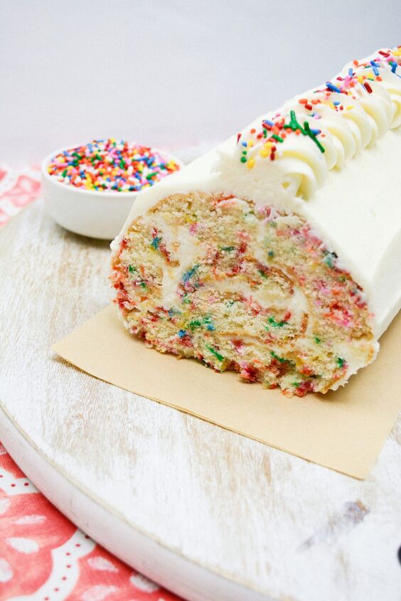 how to make the best vanilla funfetti cake roll recipe, funfetti cake roll recipe