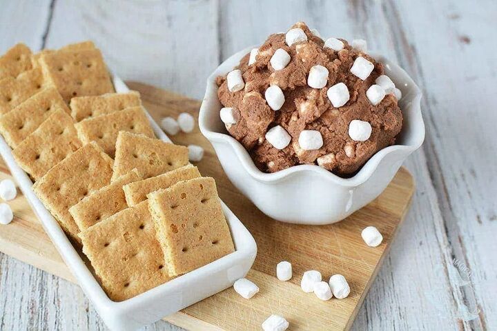 chocolatey s more eggless cookie dough recipe, Mini graham crackers next to s mores cookie dough dip