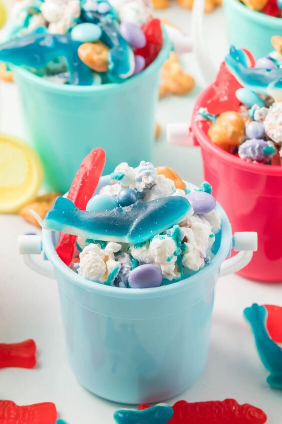 how to make shark bait snack mix, cute beach snack mix served in the cutest mini beach pails