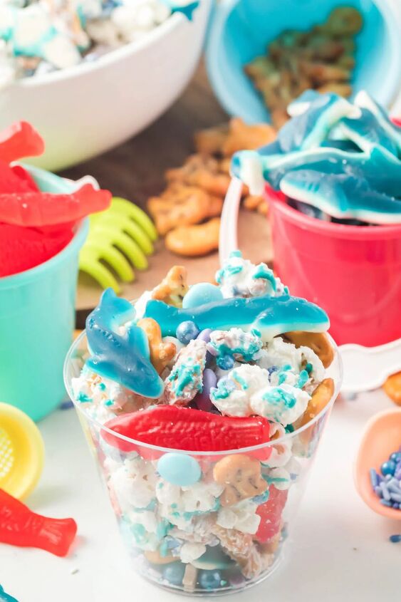 how to make shark bait snack mix, pretty beach snack being served in clear plastic cups