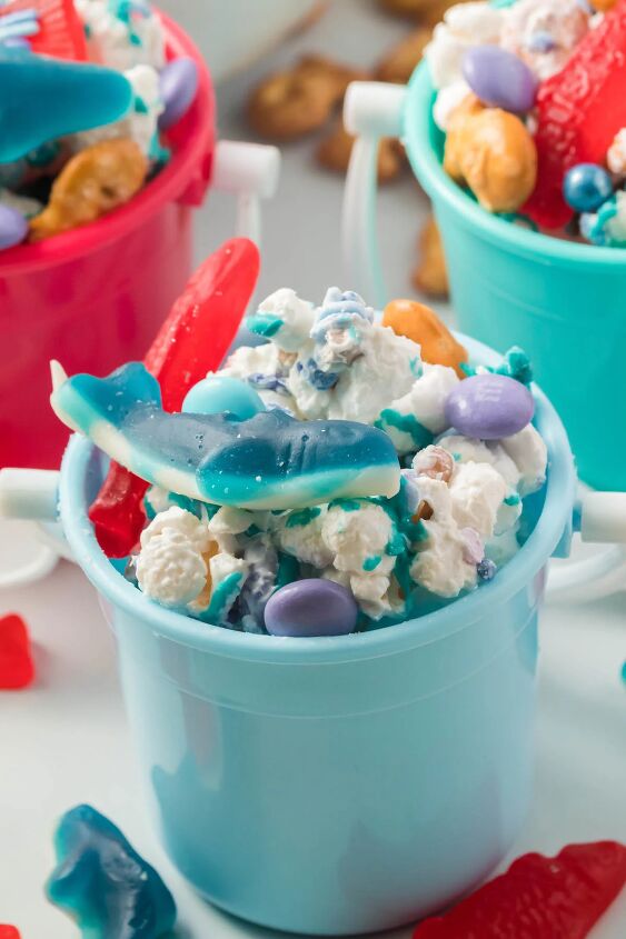 how to make shark bait snack mix, mini beach pails filled with party snacks