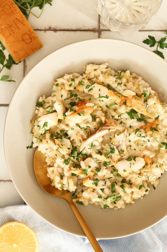 smoked haddock and leek risotto easy one pan recipe, Smoked Haddock Risotto served on a cream coloured plate