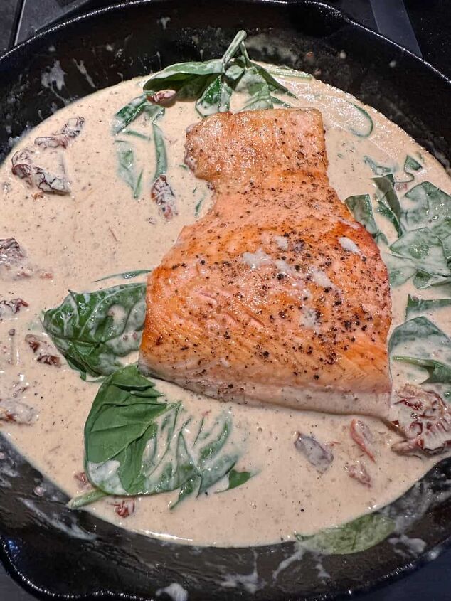5 easy dinners with sun dried tomato cream sauce, sun dried tomato cream sauce with salmon in the cast iron skillet