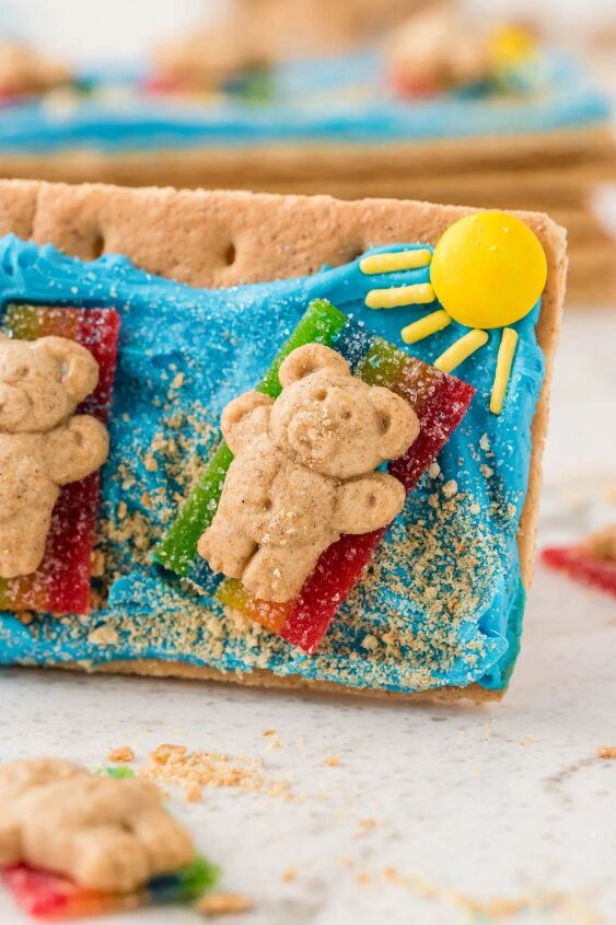 how to make beach day graham crackers, adorable teddy graham beach snack set up right
